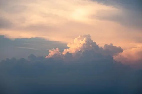 Evening clouds create a peaceful and stunning view Stockfoto's