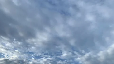 Evening clouds moving left to right 스톡 동영상 137099952