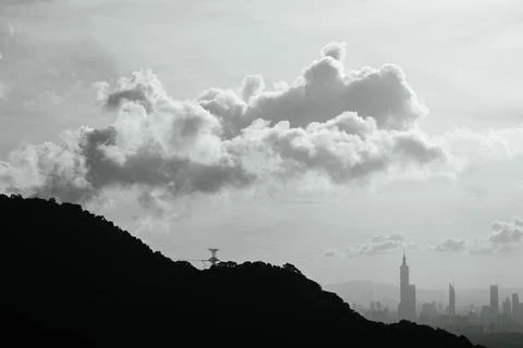 In the evening, the clouds over the city gradually turned into dark clouds. Foto stock
