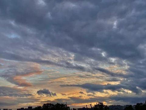 Evening clouds over the city Stockfoto's