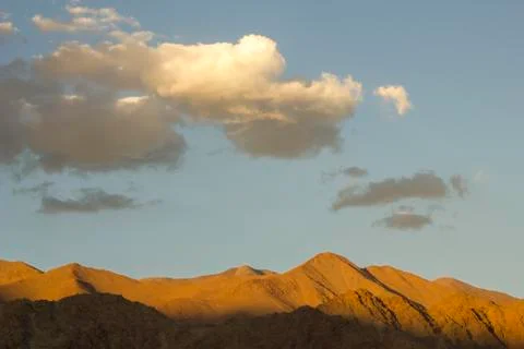 Evening in the desert mountains under the clouds Foto stock