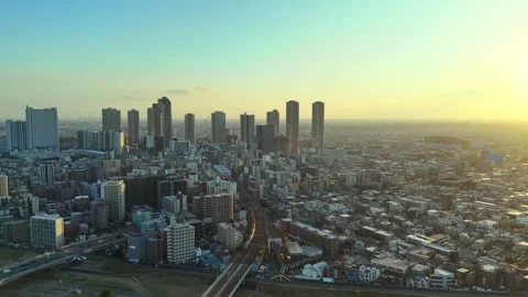 Evening Drone Flight Over City Skyline - 4K Aerial Video Vídeo Stock 329429616