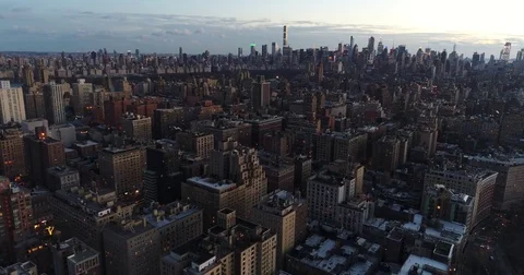 Evening drone glides over Upper West Side toward Midtown towers 스톡 동영상 83769429