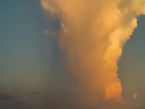 Evening, high and huge cloud beautifully changing form. 動画素材 73057501