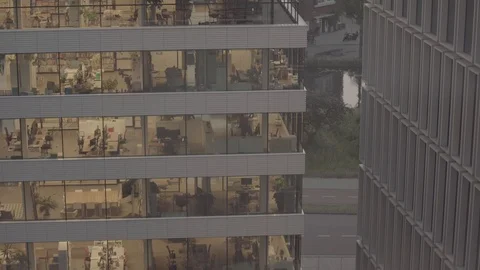 The evening life between two office buildings in Amsterdam 4K Vídeos de archivo 110692531