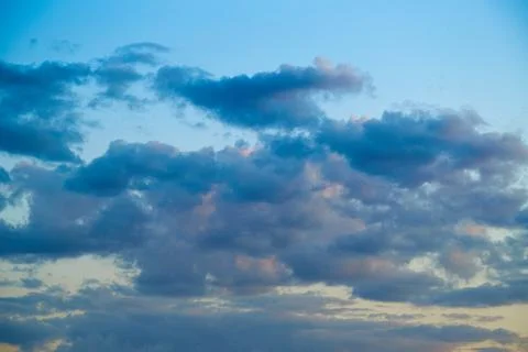 Evening light on the clouds in the sky, sun-kissed; sublime; celestial panora Foto stock