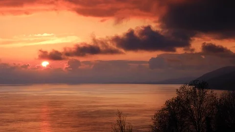 The evening light of the sun over the sea. Beautiful sunset. Vidéo 108610234