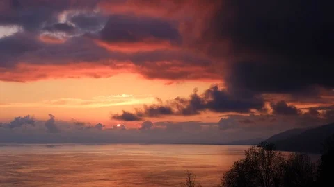 The evening light of the sun over the sea. Beautiful sunset. Vidéo 108610256