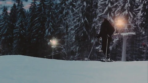 Evening. lighted ski trail. Skiers and snowboarders Vidéo 72238635