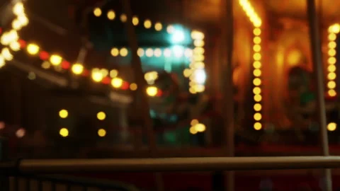 Evening lights shine at the amusement park with a blurred background Vídeo Stock 344096627