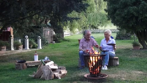 Evening meal with fried fried eggs around the campfire includes a glass of wine Video stock 92447596