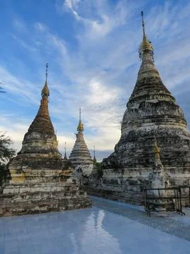 Evening rays with blue cloudy sky over Buddhist stupas at Bagan, Myanmar Stock-Fotos