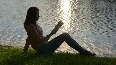 Evening reading in the park Stock-Footage 75869808