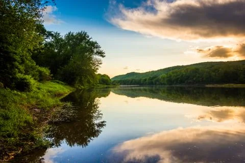 Evening reflections in the delaware river, at delaware water gap national rec Foto stock
