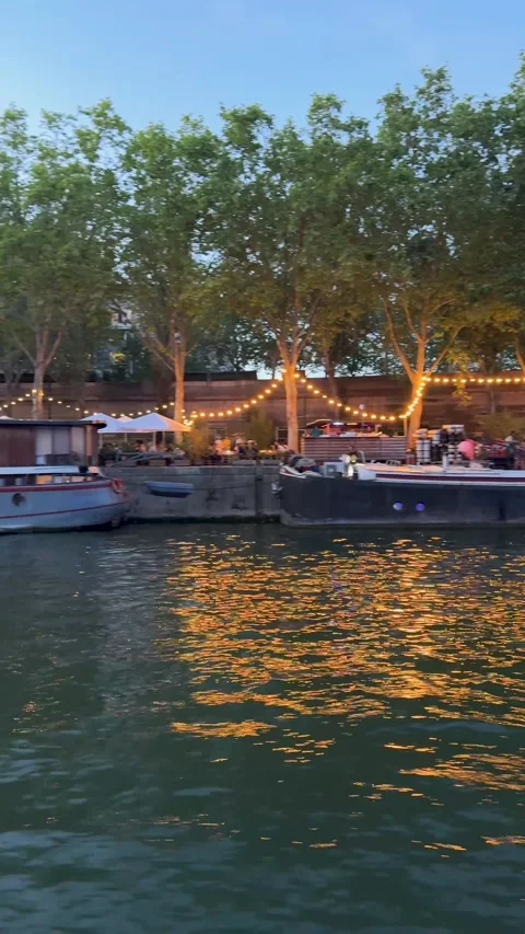 Evening Riverside Dining And Boats on Seine With Twinkling Lights Reflected.. Video stock 336409446