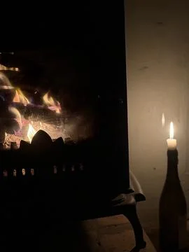 Evening Serenity by the Fire Foto stock