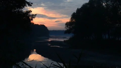 Evening at the shore of the danube river in austria 库存影片 126987936