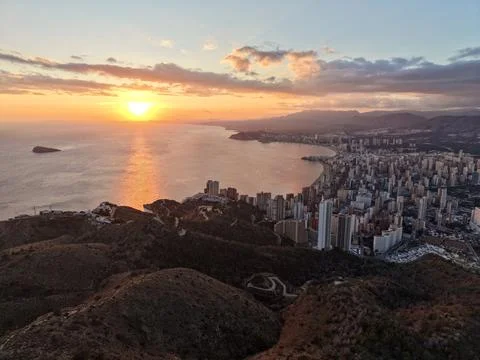 Evening shoreline overview emphasizing densely packed skyscrapers and natur.. Stockfoto's