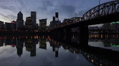 Evening shot of a bridge over the Willamette River with Portland, Oregon 库存影片 47207772