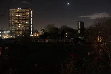 Evening shot of moon and clouds over apartment building Video stock 85910591
