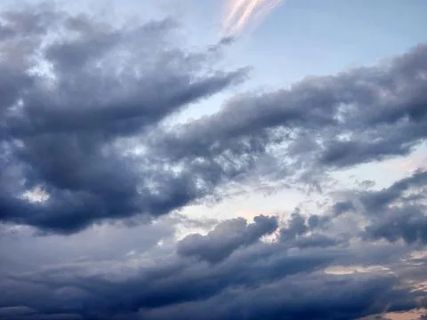 Evening sky. Clouds in the evening sky. Sky at sunset with clouds Foto stock