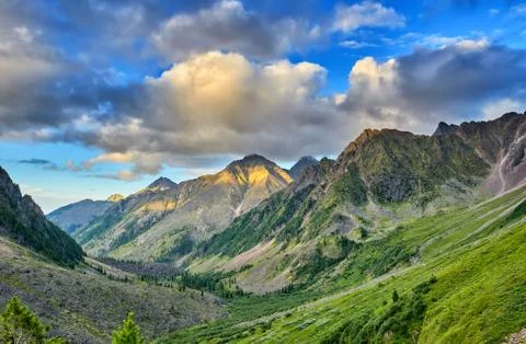 Evening sky with cumulus clouds over mountain valley Foto stock