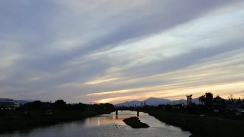 Evening Sky Over a River with Mountains in the Distance Vidéo 348217368