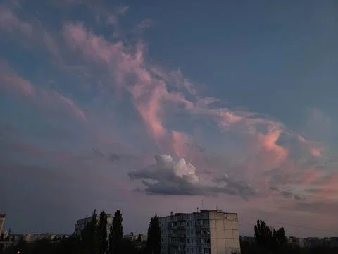 Evening sky with pink clouds at sunset Foto stock