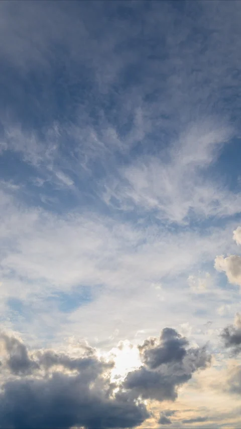 Evening sky with shifting clouds. Dramatic cloud layers under colorful sunset sk 스톡 동영상 337352244