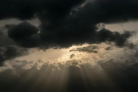 In the evening sky through the rain clouds the sun peeps out. Foto stock