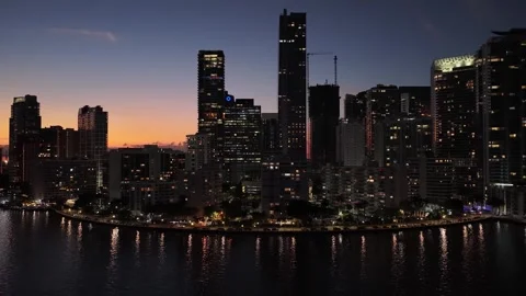 Evening skyline of miami brickell key waterfront during blue hour sunset wi.. Vídeos de archivo 334832667