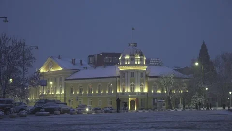 Evening snowfall with an architectural building at dusk in the center of Sofia Video stock 328314141