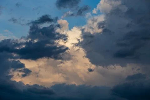 Evening summer clouds background in different contrast shades Foto stock