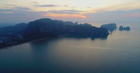 Evening sun above karst headlands and a Krabi beach town Vídeo Stock 71297209