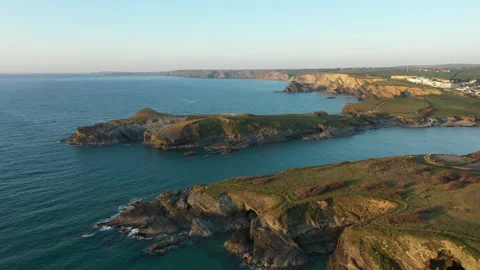 Evening sun cliffs and blue sea on the north cornwall coast Vídeo Stock 167740279