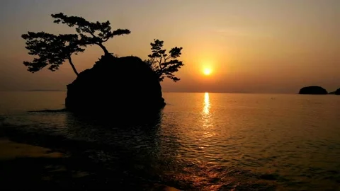 The evening sun goes down over the sea. Video stock 145348434