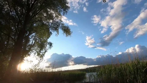 Evening sun over the lake 스톡 동영상 131328815