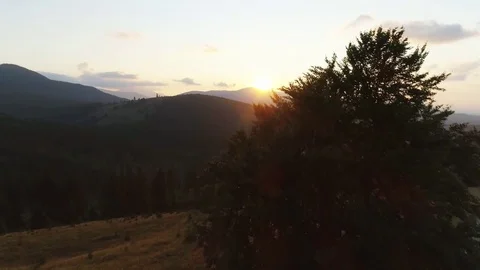 Evening sun sets in the mountains 스톡 동영상 80192248