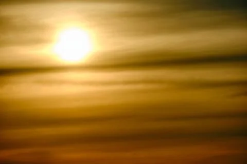 Evening sun through overcast clouds on a hot misty sky. Sunset in a haze of t Foto stock