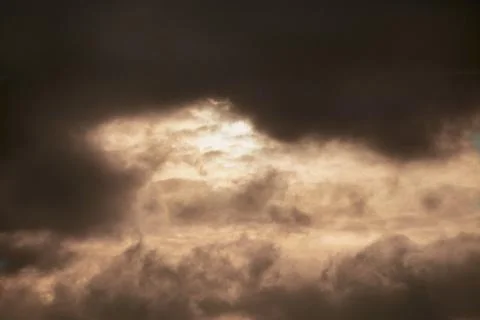 Evening sunlight breaks through dark clouds Foto stock