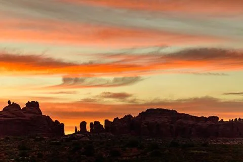Evening sunset against the backdrop of the mountain landscape, and the red .. Foto stock