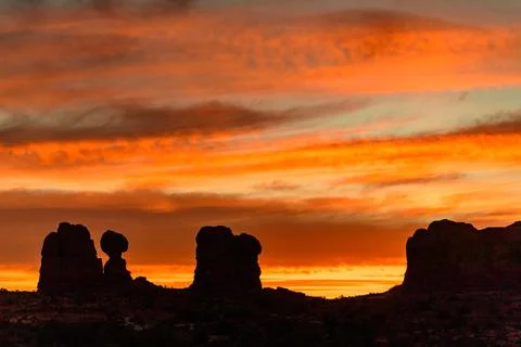 Evening sunset against the backdrop of the mountain landscape, the red moun.. 写真素材