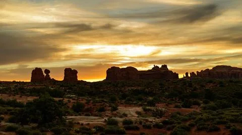 Evening sunset against the backdrop of the mountain landscape, and the red .. Foto stock