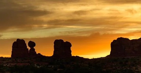 Evening sunset against the backdrop of the mountain landscape, and the red .. Фото