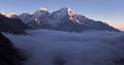 Evening sunset hyperlapse of clouds waving beneath Thamserku and Kangtega Stock Footage 337396588