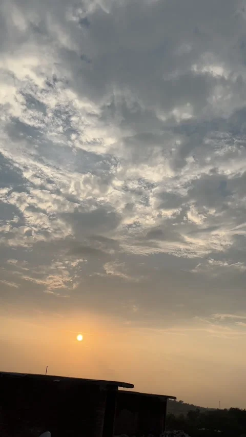 Evening Sunset View | Beautiful Sky and Sunlight Scene in Golden Hour Stockbeeldmateriaal 318554005