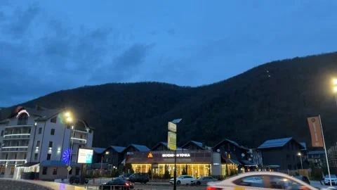 Evening tilapia of the main highway, the central street in Krasnaya Polyana, ski Vídeo Stock 257568469