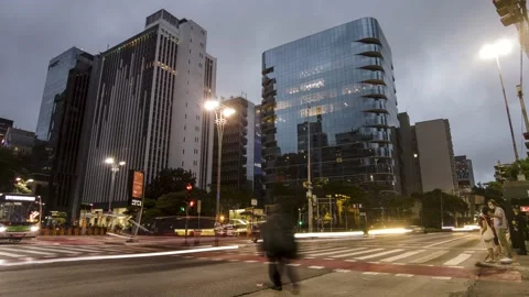 Evening time lapse at the corner of Consolacao Street and Paulista Avenue, Video stock 147698606