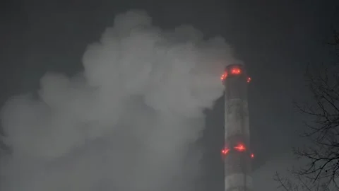 Evening time-lapse of smoking power plant chimney 스톡 동영상 267045826