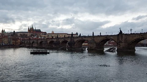 Evening timelapse of Charles Bridge, Prague 스톡 동영상 102864461